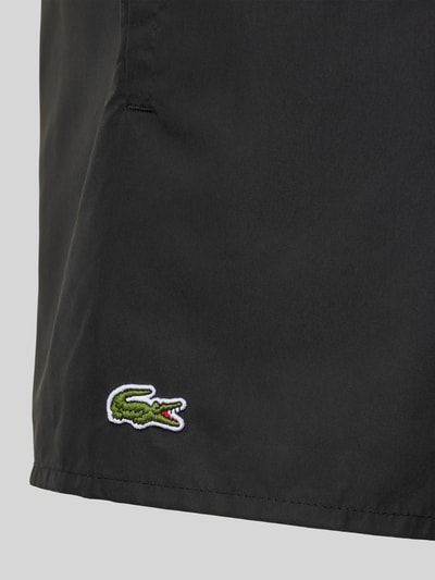 Lacoste Spodenki kąpielowe o kroju regular fit z naszywką z logo Czarny 2