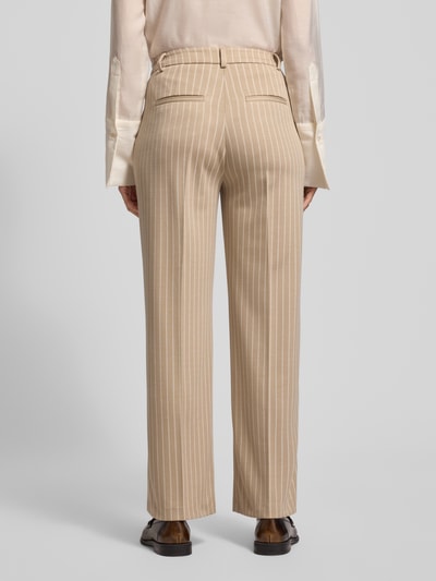 Frauenmodel trägt Hose mit Bügelfalten und Gesäßtaschen von Comma, sandfarben mit weißen Streifen, Material-Mix mit Viskose-Anteil, Regular Fit, Ganzkörperansicht Rückansicht.