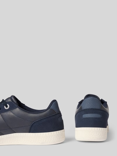 Productfoto, Sneaker met logo-prägung model 'Kleen' van Jack & Jones, afgeronde pasvorm, profielzool, blauwe tinten, leertextuur, hakhoogte maat 44: 3 cm, schachthoogte maat 44: 7 cm, schachtbreedte maat 44: 9 cm