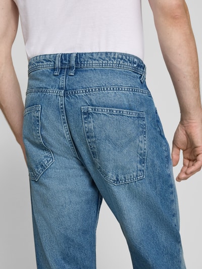 Męski model nosi niebieskie jeansy o kroju relaxed fit z bawełnianego denimu, Relaxed Fit Jeans aus reiner Baumwolle Modell 'relaxed TTWAYLEN' od Tom Tailor Denim, Herren Relaxed Fit Jeans von Tom Tailor Denim, całkowity widok z tyłu.