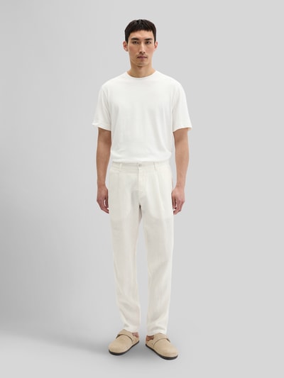 Mannenmodel draagt Leinenhose Modell 'OSBY JOGGER PLEATS' van Marc O'Polo, look: effen, tapered fit, bandplooi, boord elastisch, knoop- en ritssluiting, zij-steekzakken, paspelzakken met knoop, materiaal: linnen, Ganzkörperansicht van voren.