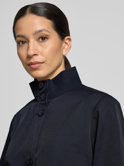Frauenmodel trägt Regular Fit Jacke aus Baumwoll-Mix von s.Oliver BLACK LABEL in dunkler Optik: Unifarben, Nahaufnahme Oberkörper.