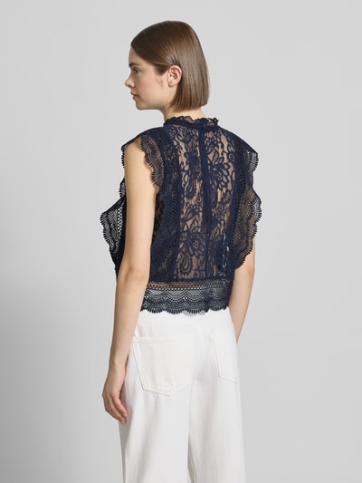 Frauenmodel trägt Slim Fit Blusentop mit Baumwoll-Viskose-Lyocell-Anteil Modell 'KARO' von Only in Optik: Unifarben, abstraktem Muster, Stehkragen, Rundhals-Ausschnitt, ohne Ärmel, aus Material-Mix, strukturierte Häkelspitze in Dunkelblau, Rückenpartie transparent, Ganzkörperansicht Rückansicht.