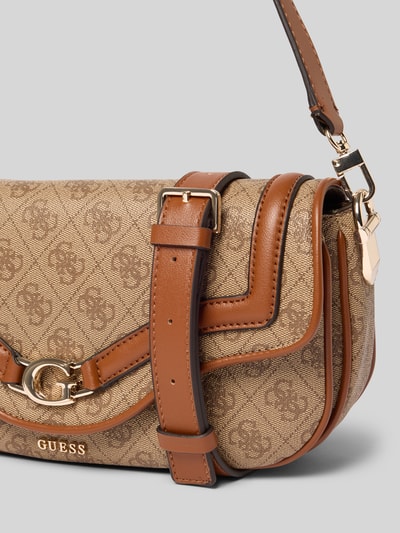 Produktfoto, Handtasche mit Label-Detail Modell 'DEA' von Guess in Beige-Braun mit goldfarbenem Reißverschluss, Hauptfach, Tragehenkel, abnehmbarem Schulterriemen und Innenfach mit Reißverschluss, Maße: Breite 31 cm, Länge 15 cm, Tiefe 8 cm, Riemenlänge 135 cm, strukturierte Oberfläche mit Markenmuster.