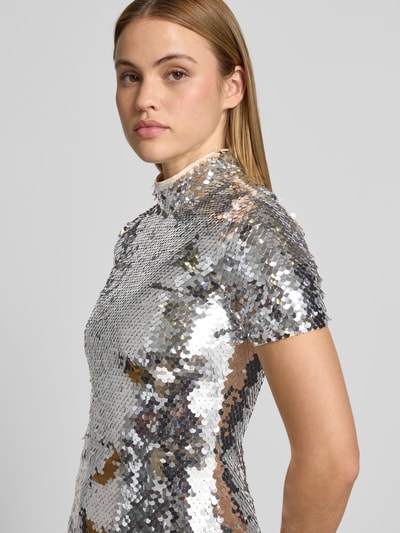 Frauenmodel trägt Maxikleid mit Allover-Zierbesatz von Self-Portrait in Silber, taillierte Passform, Stehkragen, Reißverschluss, kurzärmelig, Nahaufnahme Oberkörper.