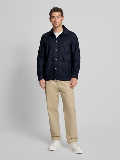 Männermodel trägt Regular Fit Hemdjacke aus Leinen-Mix von Gant, dunkelblau, Umlegekragen, Knopfleiste, AufgesetzteTaschen, Rückenlänge 76 cm, Ganzkörperansicht von vorne.