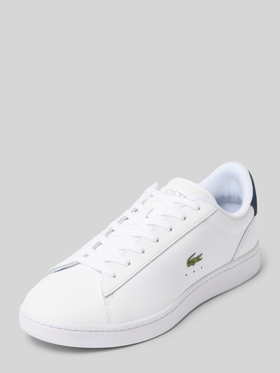 Produktfoto, Sneaker aus echtem Leder Modell von Lacoste in Weiß mit grünen Details, glatte Oberfläche, klare Linien, Herren Sneaker von Lacoste