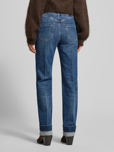 Frauenmodel trägt Straight Fit Jeans aus Baumwoll-Mix Modell 'PARKWAY' von BOSS, unifarbenes Denim in Blau, Ganzkörperansicht Rückansicht.