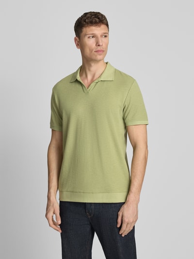 Männermodel trägt Comfort Fit Poloshirt mit V-Ausschnitt von Lindbergh, Reine Baumwolle, Strukturmuster, Label-Detail, Ganzkörperansicht von vorne.