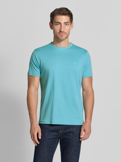 Męski model nosi T-Shirt mit Rundhalsausschnitt und Logo-Stitching od Lerros, bawełna, krój regular fit, okrągły dekolt, długość tyłu w rozmiarze M: 77 cm, widok całej sylwetki z przodu