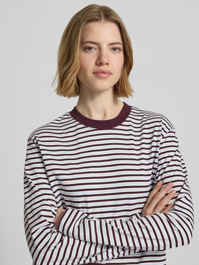Frauenmodel trägt Boxy Fit Longsleeve Modell 'SOPHIA' von JJXX aus Reine Baumwolle mit Streifenmuster und Rundhalsausschnitt, Nahaufnahme Oberkörper.