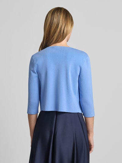 Frauenmodel trägt Bolero mit 3/4-Arm von Vera Mont aus Viskose-Mix in Hellblau, figurbetont, offene Front, Ganzkörperansicht Rückansicht.