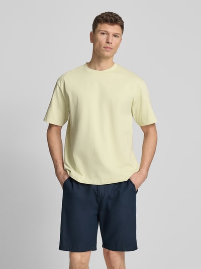 Männermodel trägt Oversized T-Shirt mit Rundhalsausschnitt von Lindbergh aus Reine Baumwolle, Label-Detail, Rückenlänge 70 cm, Ganzkörperansicht von vorne.
