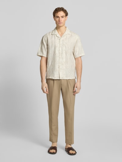 Männermodel trägt Regular Fit Freizeithemd aus reinen Leinen Modell 'ERASMUS' von JAKE*S STUDIO MEN, helle Farben, florales Stitching, kurze Ärmel, Ganzkörperansicht von vorne.