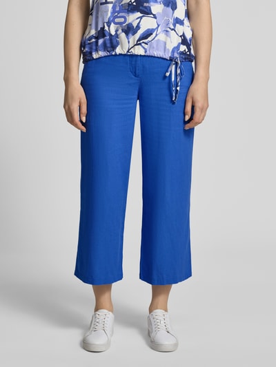 Frauenmodel trägt Leinenhose mit französischen Eingrifftaschen von Betty Barclay, blau, Leinen-Mix mit Viskose-Anteil, Loose-Fit, Haken-Reißverschluss, Ganzkörperansicht von vorne.