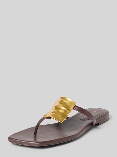 Produktfoto, Zehentrenner aus Leder mit glatter Sohle von Marc Cain Bags & Shoes in Braun mit goldfarbener Applikation, Schlupfform, Absatzhöhe 1 cm, Damen