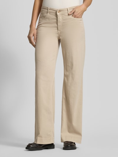 Vrouwenmodel draagt Loose Fit Jeans met 5-pocketmodel van MAC, mix van katoen en modal met stretch, los model, knoop- en ritssluiting, bandwijdte 41 cm, binnenbeenlengte 82 cm, zandkleur, volledige lichaamsvoorzijde.
