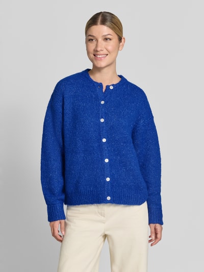Kobiece modelka nosi kardigan rozpinany z elastycznej mieszanki materiałów z dodatkiem wełny ICHI Relaxed Fit Model 'Belablue', okrągły dekolt, długie rękawy, listwa guzikowa, prążkowane ściągacze, niebieski, długość tyłu 57 cm, długość rękawa 71 cm, widok całościowy z przodu.