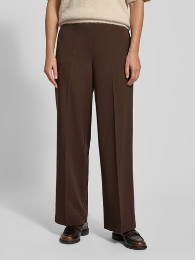 Frauenmodel trägt Wide Leg Hose mit Viskose-Anteil Modell 'EMMA' von Selected Femme, Optik: Unifarben, feine Webstruktur, Nahaufnahme Oberkörper