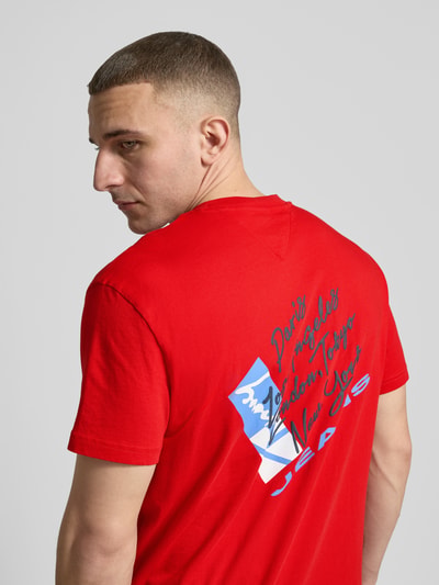 Männermodel trägt Regular Fit T-Shirt aus reiner Baumwolle von Tommy Jeans, Optik: Unifarben, Label-Print, Jersey, Ganzkörperansicht Rückansicht.