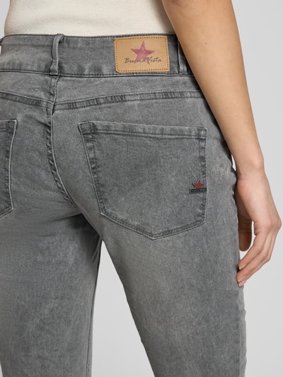 Frauenmodel trägt Slim Fit Jeans im 5-Pocket-Design Modell 'Tummyless' von Buena Vista aus Viskose-Baumwoll-Mischung, Cropped, Nahaufnahme Rückansicht.