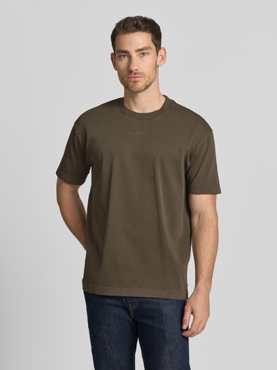 Männermodel trägt Relaxed Fit T-Shirt aus reiner Baumwolle von Marc O'Polo, Optik: Unifarben, Passform: Relaxed-Fit, Label-Stitching-Applikation, Rundhals-Ausschnitt, Ärmelform: Kurzarm, Materialverarbeitung: Jersey, Material: Reine Baumwolle, Ganzkörperansicht von vorne.