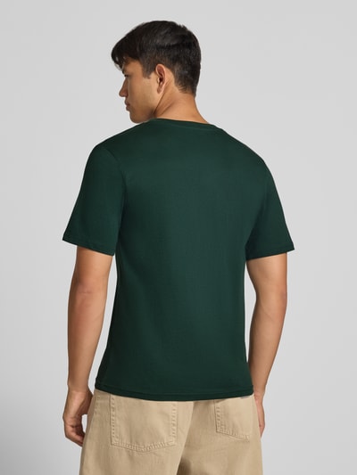 Männermodel trägt Regular Fit T-Shirt aus reiner Baumwolle mit Label-Detail von JACK & JONES in Dunkelgrün, Ganzkörperansicht Rückansicht. Baumwolle, Rundhalsausschnitt, Rückenlänge bei Größe M 67 cm.