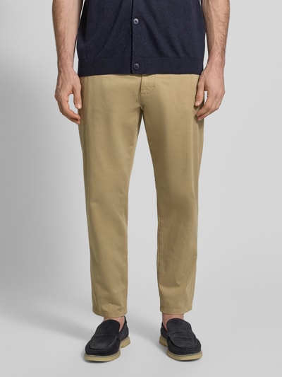 Mannelijk model draagt Chino met steekzakken model 'PEPE' van Casual Friday, regular fit, beige, detailopname voorkant, context: knoop- en ritssluiting, achterzakken, taillebreedte maat 32/32: 44 cm, binnenbeenlengte maat 32/32: 72 cm.
