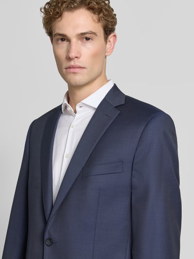 Männermodel trägt Slim Fit 2-Knopf-Sakko aus Reine Schurwolle Modell 'Tobias' von Carl Gross in Dunkelblau, Nahaufnahme Oberkörper, 2-Knopf-Sakko mit Reverskragen, Pattentaschen, Rückenlänge 76 cm, Schulterbreite 48 cm, Ärmellänge 64 cm, Größe 50.