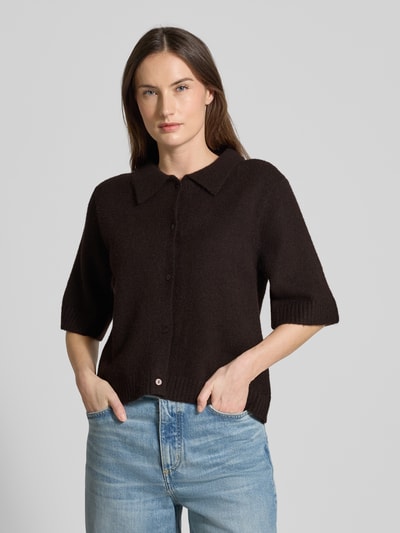 Frauenmodel trägt Regular Fit Hemdbluse mit Woll-Anteil Modell 'Cunna' von Neo Noir in dunklem Braun, Strick-Optik, Halbarm, Nahaufnahme Oberkörper.
