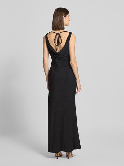 Modelka nosi Abendkleid mit Wasserfall-Ausschnitt von Laona, czarny, krój slim fit, długość maxi, marszczenia, sznurowanie z tyłu, długość tyłu w rozmiarze 36: 128 cm, szerokość w rozmiarze 36: 42 cm, widok całej sylwetki z tyłu.