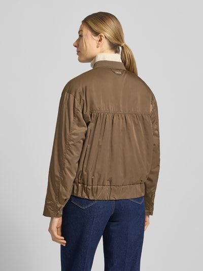 Frauenmodel trägt Jacke mit Pattentaschen Modell 'CIBLOUMINA' von CINQUE in Braun, glatte Textur, Regular Fit, Ganzkörperansicht Rückansicht.