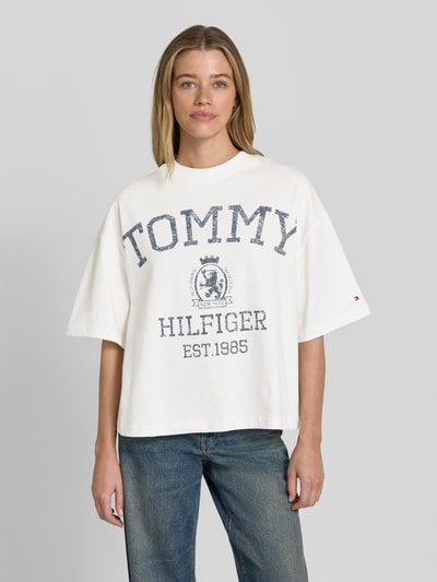 Vrouwenmodel draagt wit Relaxed Fit T-shirt uit zuivere katoen van Tommy Hilfiger met blauw logo-opdruk, dames T-shirt, vooraanzicht bovenlichaam.