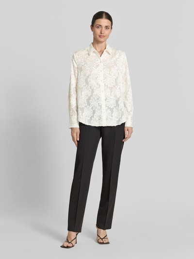 Modelka nosi Regular Fit Hemdbluse mit floralem Muster od s.Oliver BLACK LABEL, biała, semitransparentna, długi rękaw, szyfon, widok całej sylwetki z przodu