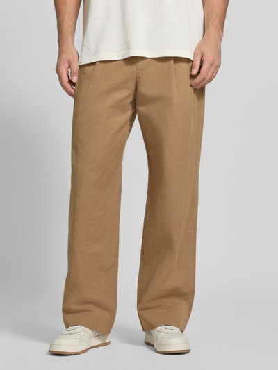 Männermodel trägt Relaxed Fit Stoffhose aus Baumwoll-Leinen-Mix von Paul Smith in Beige, sichtbare Kellerfalten, Nahaufnahme Oberkörper. Herren Stoffhose von Paul Smith, Knopf- und Reißverschluss, Eingriff- und Gesäßtaschen, Bundweite 42 cm, Innenbeinlänge 78 cm.