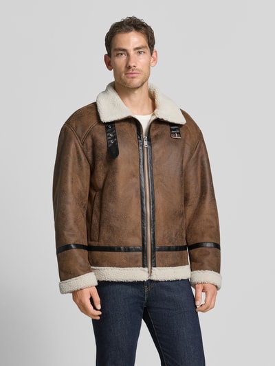 Männermodel trägt Regular Fit Jacke in Leder-Optik von Lindbergh in Braun mit Kunstfellbesatz und Reißverschluss, Ganzkörperansicht von vorne.