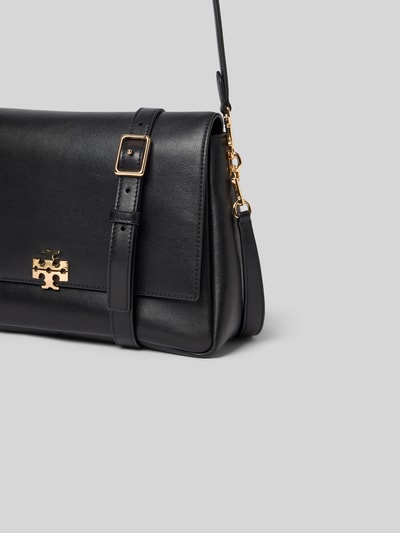 Produktfoto, Shoulder Bag mit Logo-Detail von Tory Burch, schwarze glatte Oberfläche, goldfarbene Verschlussschnalle, abnehmbarer Schulterriemen, Hauptfach mit Überschlag, Reißverschlussfach auf der Innenseite, Maße 24 cm Breite, 19 cm Länge, 9 cm Tiefe.