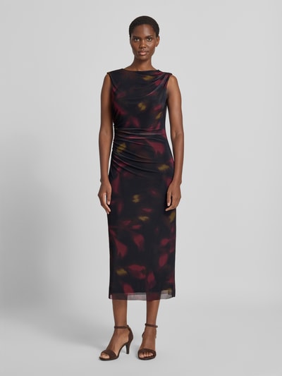 Frauenmodel trägt Slim Fit Midikleid mit floralem Allover-Print von zero, elastischer Material-Mix, Schwarz mit roten und gelben Akzenten, Rundhalsausschnitt, Ganzkörperansicht von vorne.
