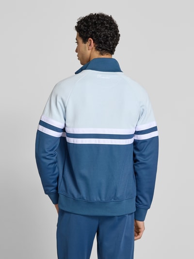 Mężczyzna model nosi bluza rozpinana z mieszanki bawełny model 'RIMINI' marki Ellesse, prosty krój, stójka, detale z logo, długość tyłu 71 cm, długość rękawa 43 cm, zdjęcie całej sylwetki z tyłu.