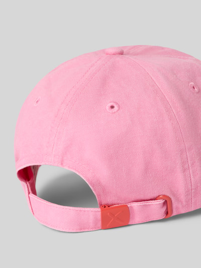Produktfoto, Base Cap mit Allover-Logo-Print Modell 'Kobe' von Unio z bawełny, nadruk z logo na całej powierzchni, wyhaftowany motyw, róż, wyraźna tekstura tkaniny