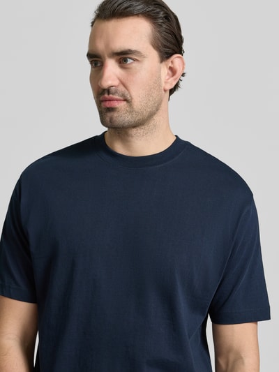 Männermodel trägt Regular Fit T-Shirt aus reiner Baumwolle von MCNEAL in Dunkelblau, Rundhalsausschnitt, Nahaufnahme Oberkörper.