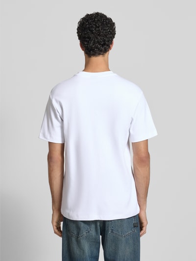 Männermodel trägt Regular Fit T-Shirt mit Logo-Detail von G-Star Raw aus reiner Baumwolle, weiß, Rundhalsausschnitt, Rückenansicht, Ganzkörperansicht Rückansicht.