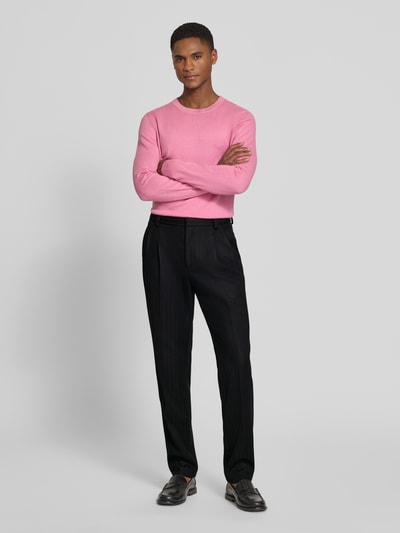 Męski model nosi Regular Fit Anzughose aus Viskose-Mix Modell 'HESTEN' von HUGO, krój regular fit, efekt: wzór na całej powierzchni, wzór w paski, zakładka w pasie, szlufki na pasek, zapięcie na haftkę i zamek błyskawiczny, wpuszczana kieszeń, kieszeń z tyłu, wykończenie materiału: splot twill; całopostaciowy widok z przodu.