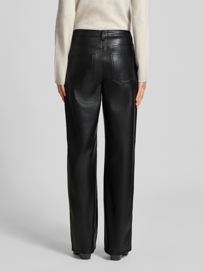 Männermodel trägt Wide Leg Weite Hose in Leder-Optik Modell 'TESSA' von VERO MODA, Farbe Schwarz, glatte Struktur, Ganzkörperansicht Rückansicht, Damen Weite Hose von VERO MODA