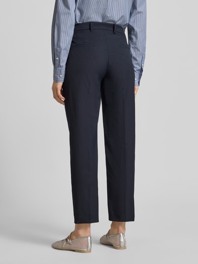 Frauenmodel trägt Hose in verkürzter Passform Modell 'KRYSTAL' von Cambio in Dunkelblau, gerade Form, glatte Textur, Ganzkörperansicht Rückansicht, Regular Fit, Eingrifftaschen, Bundweite 42 cm, Innenbeinlänge 69 cm bei Größe 36.