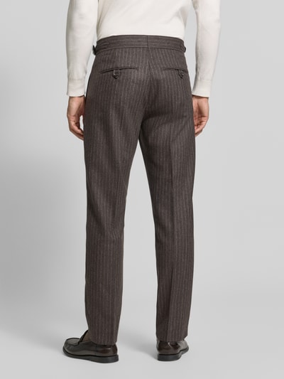 Männermodel trägt Straight Fit Hose aus Woll-Mix Modell 'Tense' von Tiger of Sweden, braun mit Nadelstreifen, Bügelfalten, Ganzkörperansicht Rückansicht. Damen Hose, Produktdetails: Knopf- und Reißverschluss, Bundweite 48 cm, Innenbeinlänge 79 cm, feine Wollstruktur.