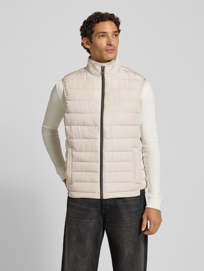 Männermodel trägt Steppweste mit Stehkragen und Eingrifftaschen von Christian Berg Men, helle Farben, Regular Fit, Ganzkörperansicht von vorne