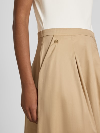 Frauenmodel trägt Midi-Freizeitkleid aus reiner Baumwolle von s.Oliver BLACK LABEL, Optik: Unifarben, Logo-Applikation, Kellerfalten, Nahaufnahme Oberkörper.