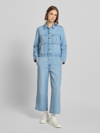 Vrouwenmodel draagt Regular Fit Jumpsuit in Denim-Optik Model 'Iconic' van Levi's®, lichtblauw, lange mouwen, borstzakken, geheel van voren.