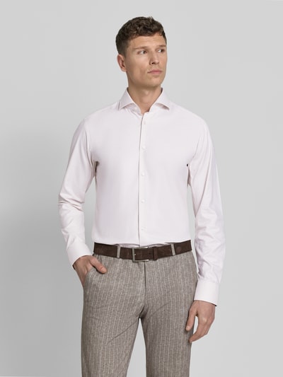 Männermodel trägt Regular Fit Businesshemd aus reiner Baumwolle von BOSS, unifarben, Haifischkragen, Langarm, Ganzkörperansicht von vorne.